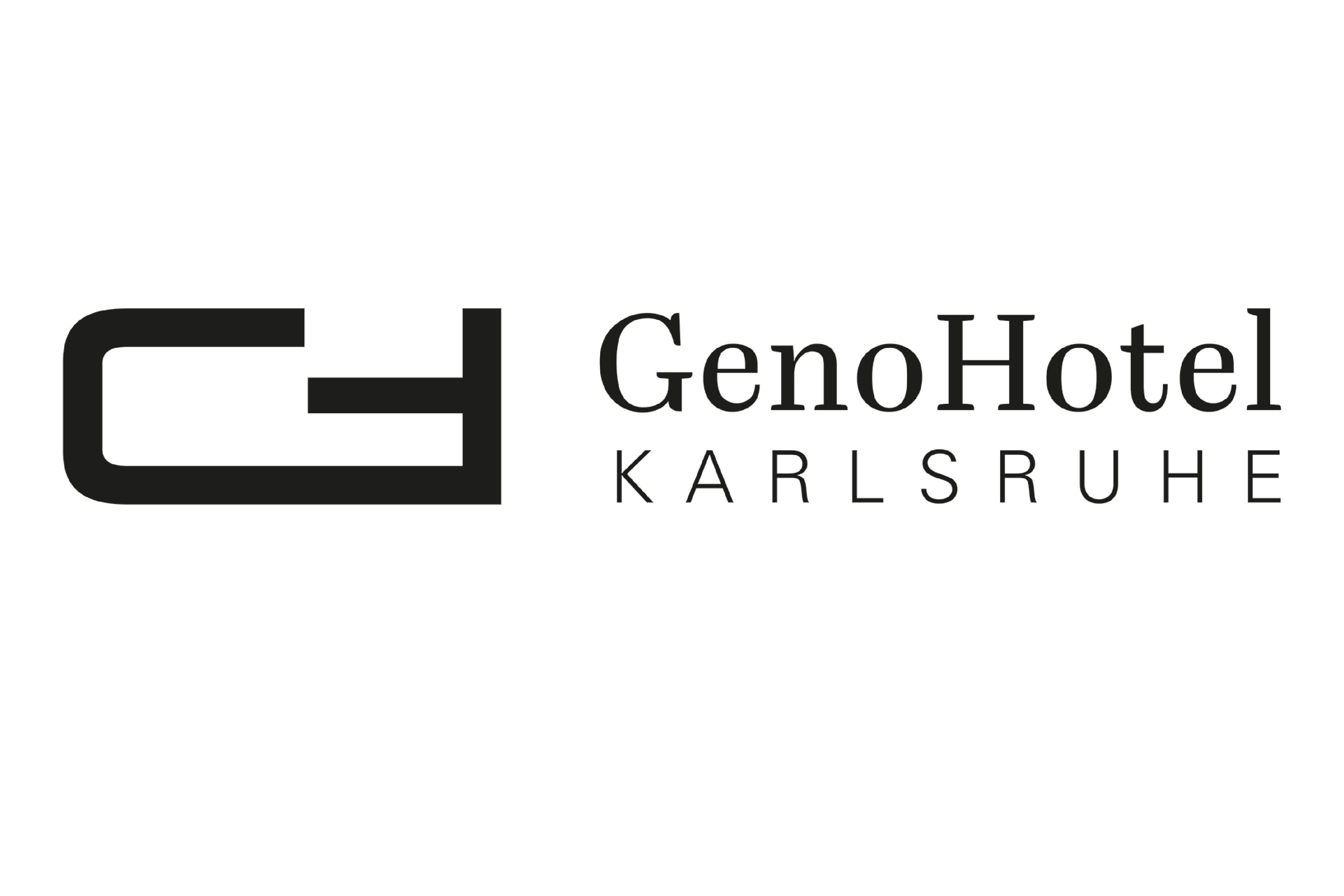 Logo des GenoHotels Karlsruhe mit stilisiertem „GH“-Symbol in schwarzer Farbe auf der linken Seite und dem Schriftzug „GenoHotel KARLSRUHE“ in eleganter, serifenloser Schrift auf der rechten Seite.