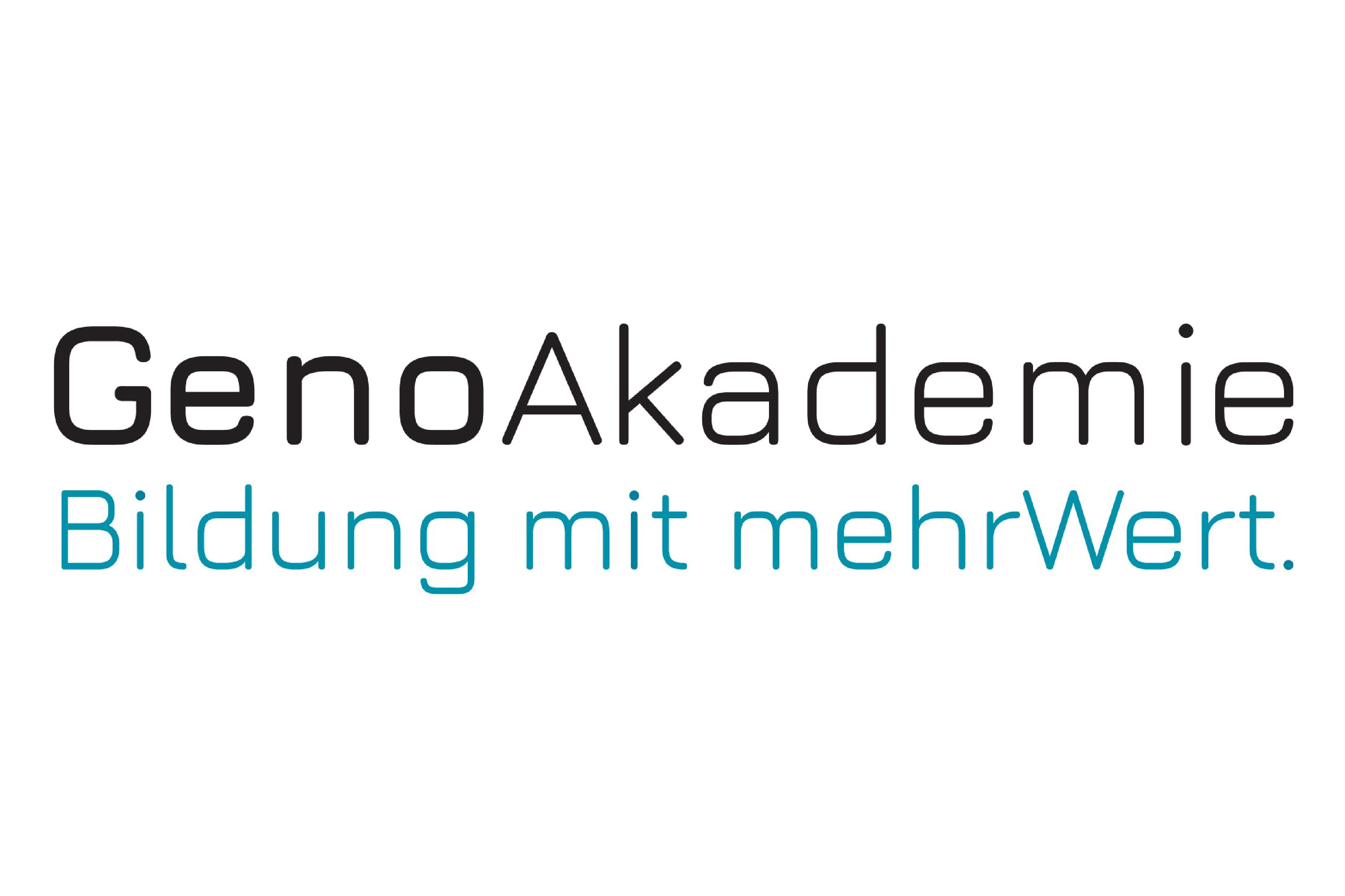 Logo der GenoAkademie mit dem zweizeiligen Schriftzug „GenoAkademie“ in schwarzer Farbe und darunter „Bildung mit mehrWert.“ in türkisblauer Schrift. Das Wort „mehrWert“ hebt durch die Großschreibung von „Wert“ den Nutzen hervor.