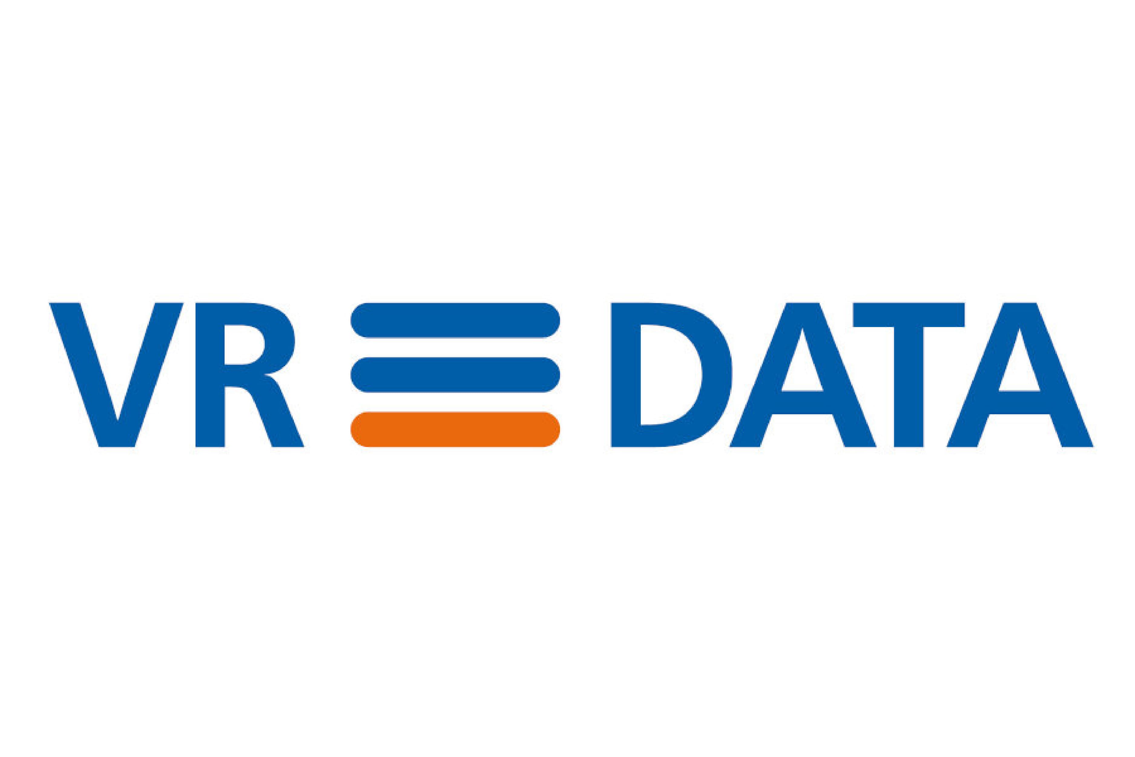 Logo der VR Data GmbH mit dem Schriftzug „VR DATA“ in Blau. Zwischen den Worten symbolisieren drei waagerechte Balken in Blau und Orange stilisierte Daten- oder Informationslinien.